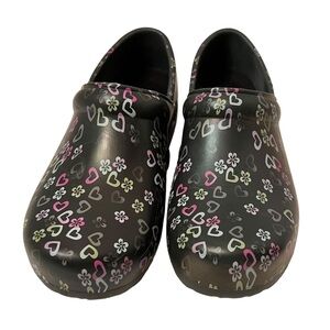 Anywhere Women’s Black Clogs With Hearts and Flowers Size 5